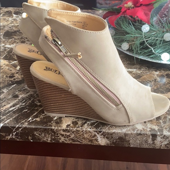 Shoes - Picture 2 of 4